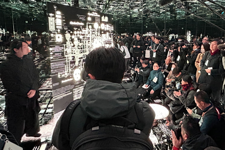 落合館にて記者会見に応じる落合陽一さん