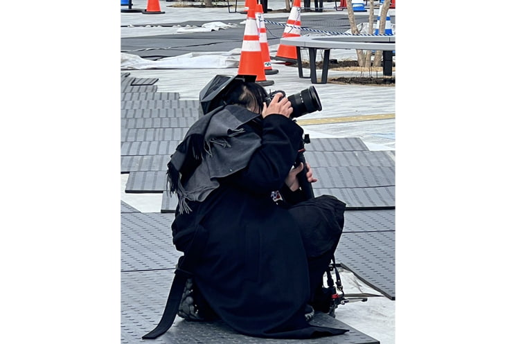 落合館の外観を撮影する落合陽一さん